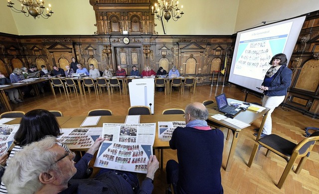 Dagmar Stocker (rechts) erklrt im his...al, wie der Gemeinderat funktioniert.   | Foto: Thomas Kunz