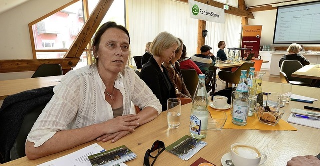 Die Erzieherin Uta Mengdehl aus Freibu...steht ihr eine Assistentin zur Seite.   | Foto: Ingo Schneider