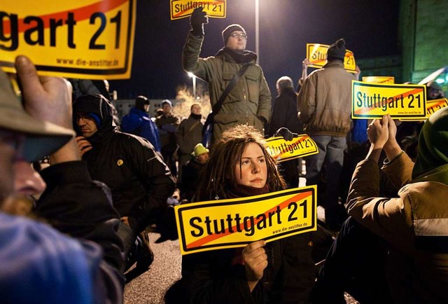 In Stuttgart wird immer wieder gegen das Bahnhofsprojekt S 21 demonstriert.  | Foto: dpa