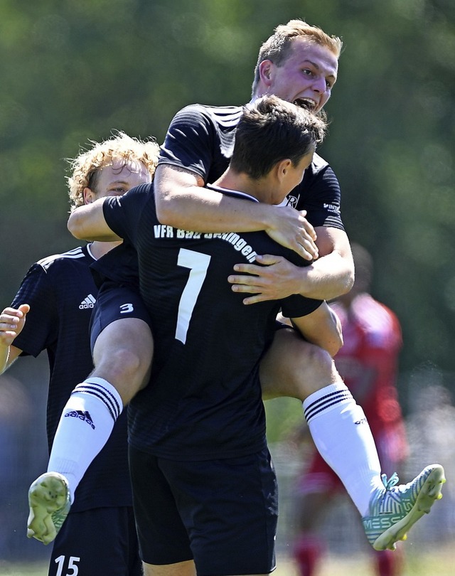 Komm&#8217; in meine Arme: Jubelt der ... wren Leon Dickau &amp; Co. gerettet.  | Foto: Patrick Seeger