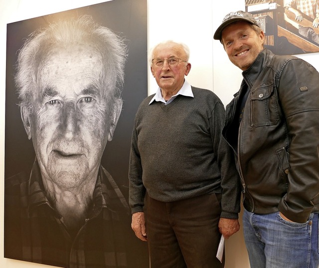 Der Fotograf Manfred Baumann (rechts) ...rl Waldvogel im Kurhaus Hinterzarten.   | Foto: Tanja Bury