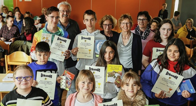 Stolz auf ihre Auszeichnungen: die Sieger beim Lesewettstreit in Orschweier.  | Foto: Decoux-Kone