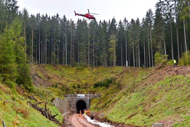 Hubschaubereinsatz fr die Hllentalbahn Ost.  | Foto: Philippe Thines