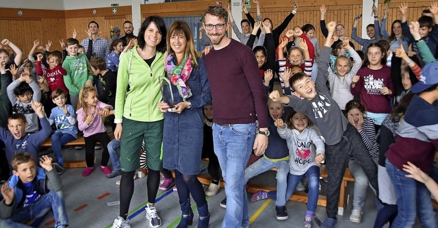 Jubel ber den Lehrerpreis der Kinderl...die zu den drei Preistrgern gehren.   | Foto: Manfred Frietsch