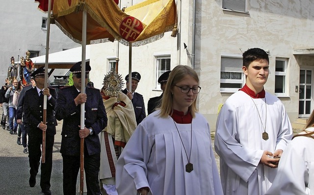 Zu Ehren ihres Kirchenpatrons Sankt Ga...n in einer Prozession durch das Dorf.   | Foto: Herbert Trogus