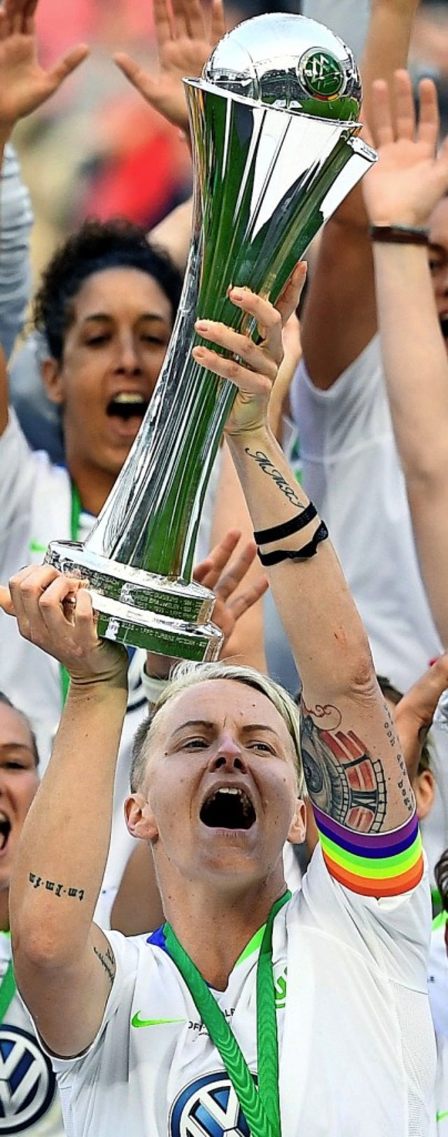 Nilla Fischer mit dem DFB-Pokal nach dem Finalspiel gegen den SC Freiburg  | Foto: dpa