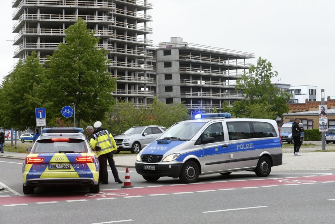 Die Polizei sperrt das Gterbahnhofare...nd ist der Smart Green Tower zu sehen.  | Foto: Thomas Kunz