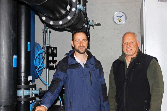 Tamas Takacs (links) und Uwe Abele bei der Filteranlage fr die Schwimmbecken  | Foto: Nina Witwicki