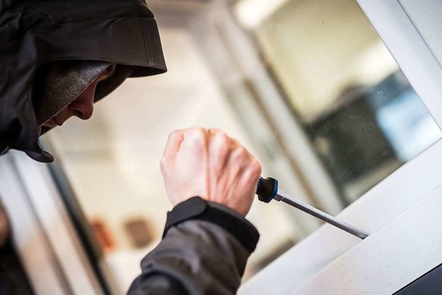 Die Einbrecher haben einen Sachschaden... ist nicht genau bekannt (Symbolbild).  | Foto: dpa