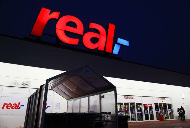 Einkaufswagen vor einem Real Supermark... Supermarktkette Real bleibt ungewiss.  | Foto: dpa