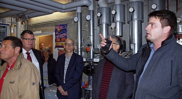 Christoph Gehlen (r.) vom Bauamt erklrte die neue Warmwasseraufbereitung.   | Foto: Michael Haberer