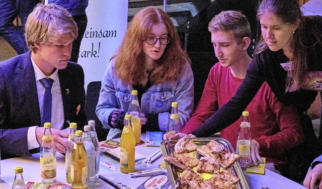 Bei Pizza und Getrnken diskutierte es sich gut.   | Foto: Ansgar Taschinski