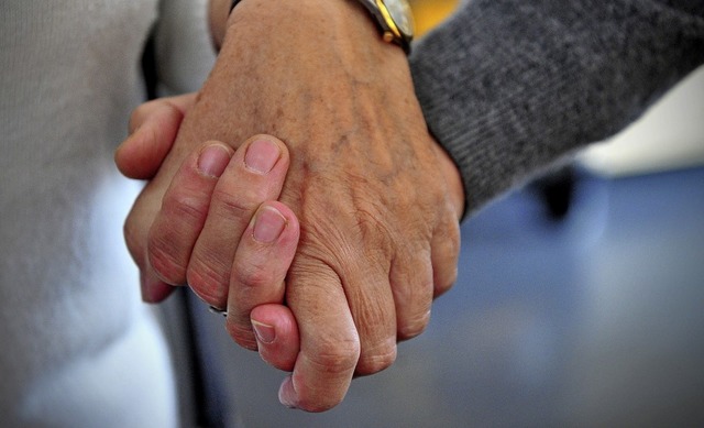 An der Hand nimmt die Nachbarschaftshilfe Murg alte und junge Menschen.   | Foto: Symbolfoto: Jan-Philipp Strobel (dpa)