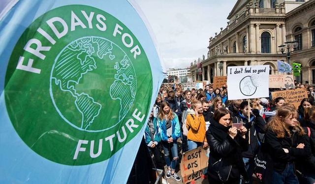 Die &#8222;Fridays for Future&#8220;-B...gegen den Klimawandel zu protestieren.  | Foto: Julian Stratenschulte (dpa)