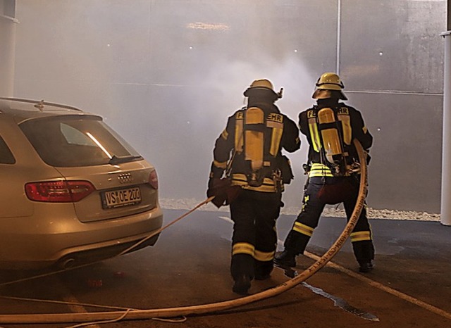 Ein Fahrzeugbrand in der neuen Garage   | Foto: Jens Wursthorn