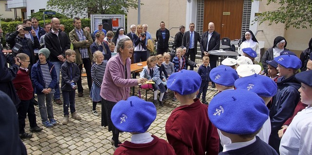 Zweisprachig sangen die Schulkinder von Sankt Dominikus zum Europatag.   | Foto: Ilona Hge