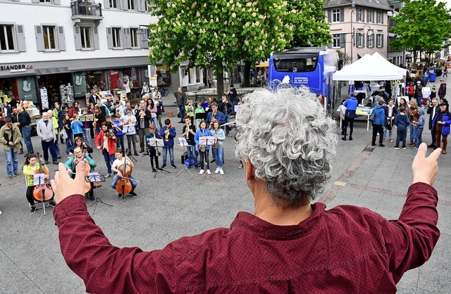 Christoph August dirigierte die Europahymne vom Rckriem-Wrfel aus.   | Foto: Barbara Ruda