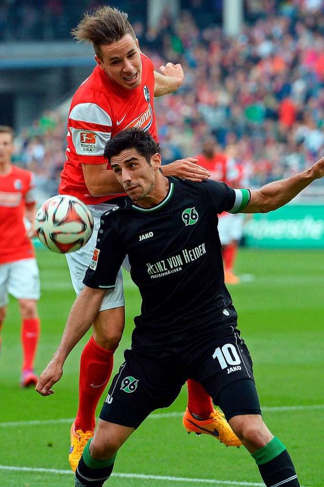 Christian Gnter (hier im Duell mit La... Freiburg in Hannover abgestiegen ist.  | Foto: Peter Steffen (dpa)