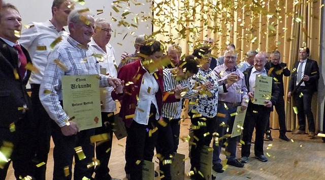 Fr die 17 neuen Ehrenmitglieder des S...der Urkundenbergabe einen Goldregen.   | Foto: Claudia Bachmann-Goronzy