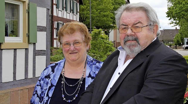 Martha und Werner Jund vor ihrem Fachwerkhaus   | Foto: Dieter Fink