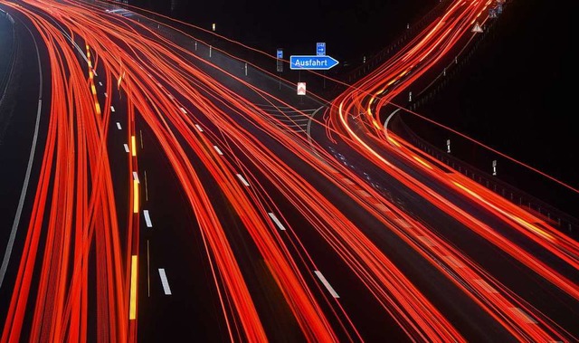 Die Unsicherheit in der Autobranche is...i Kunden, Herstellern und Zulieferern.  | Foto: Julian Stratenschulte (dpa)