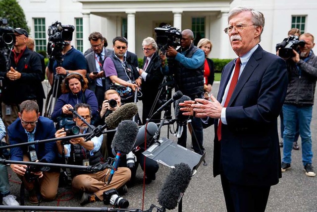US-Sicherheitsberater John Bolton spricht mit Journalisten vor dem Weien Haus.  | Foto: Evan Vucci (dpa)