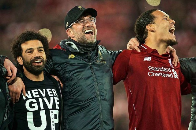 Jrgen Klopp (Mitte) feiert mit seien ...inzug ins Finale der Champions-League.  | Foto: dpa