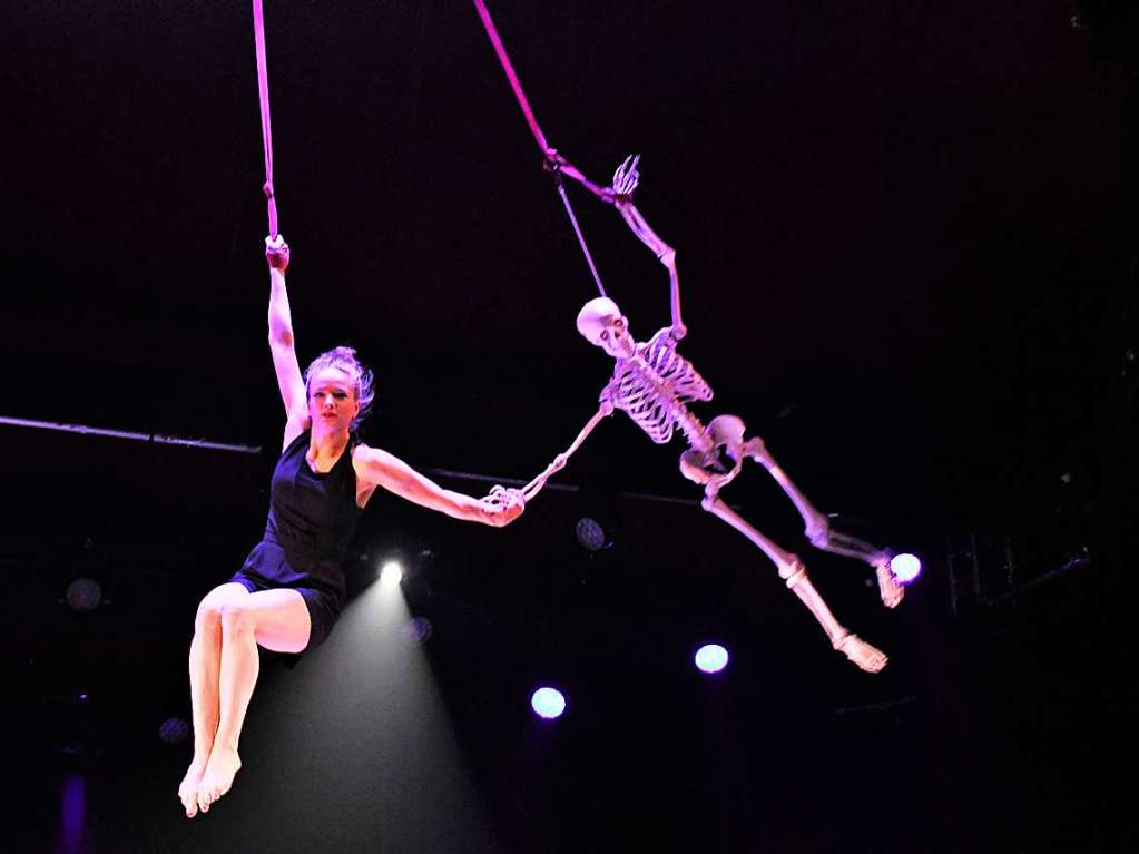 Helena Jans (Belgien) zeigt einen Pas des Deux mit Oskar  an Aerial Straps