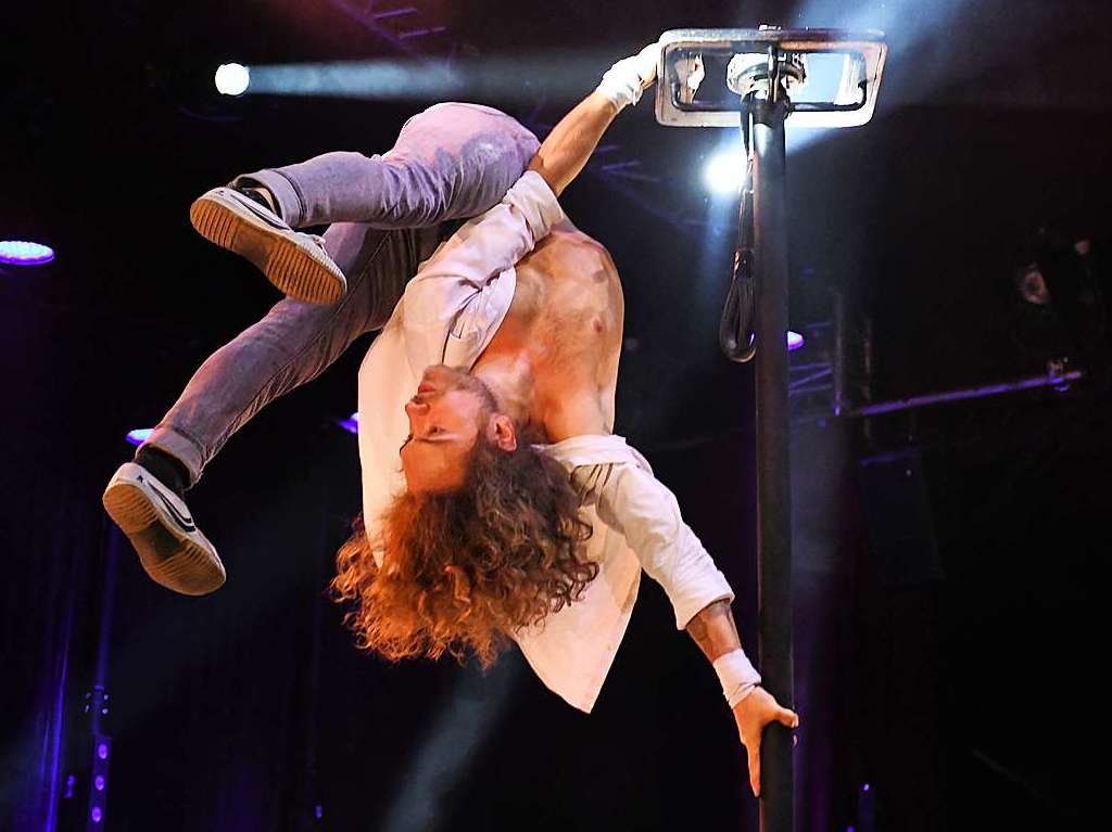 Ihor Yakymenko (D/Ukr) mit Handstand/Pole-Akrobatik