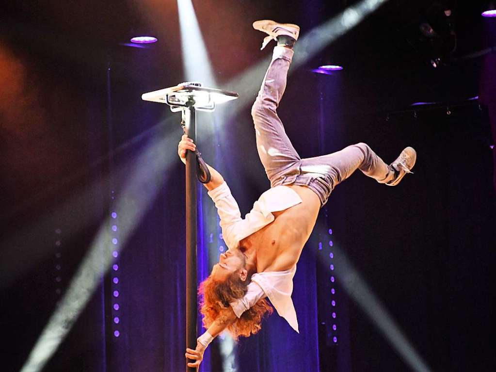 Ihor Yakymenko (D/Ukr) mit Handstand/Pole-Akrobatik