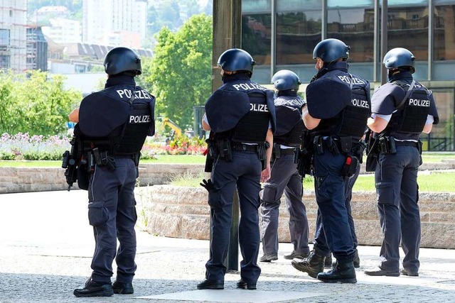 Polizisten stehen vor dem Landtag in Stuttgart.  | Foto: dpa