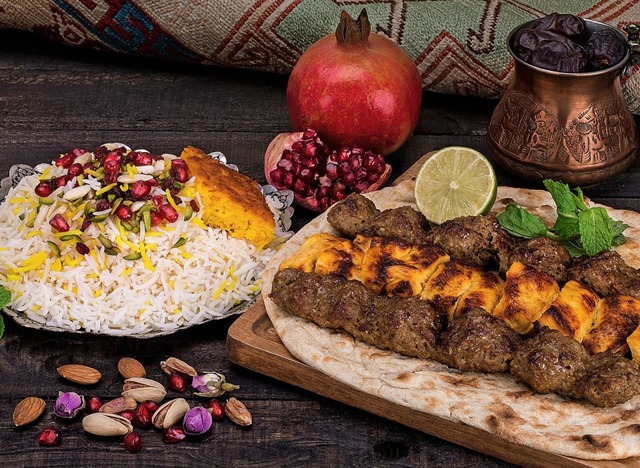 Fleisch, Reis, Nan, Pistazien, Granata...r ein traditionelles persisches Mahl.  | Foto:  Mariam Far/Adobe.com