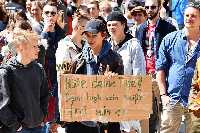 In Freiburg demonstrierten Hunderte fr die Legalisierung von Cannabis.  | Foto: Rita Eggstein