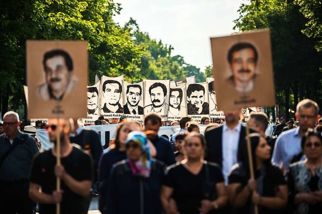 Demonstranten halten 2018 bei einer Ku...mit Portrt Abbildungen der NSU-Opfer.  | Foto: dpa