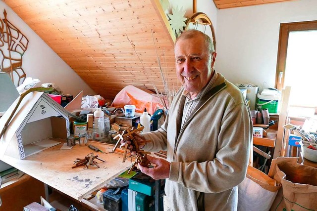 Anton Wehrle in seiner Werkstatt:  Hie...euze fr die Waldauer Kommunionkinder.  | Foto: Tanja Bury 