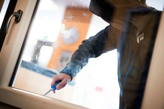 Durchs Fenster gelangten der oder die Tter ins Tennis-Clubheim. (Symbolbild)  | Foto: dpa