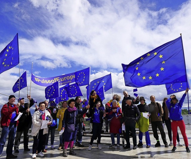 Zur Europahymne flattern auf der Passerelle die blauen Europafahnen im Wind.   | Foto: Tilmann Krieg
