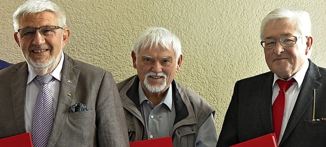 50 Jahre in der SPD: Herbert Luckmann ...Hnsle und Heiner Bleile (von rechts).  | Foto: Benedikt Sommer