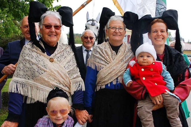 Ein Fest der Generationen: Das  Hebelf...en im Hebeldorf ein Anlass zum Feiern.  | Foto: Angelika Schmidt