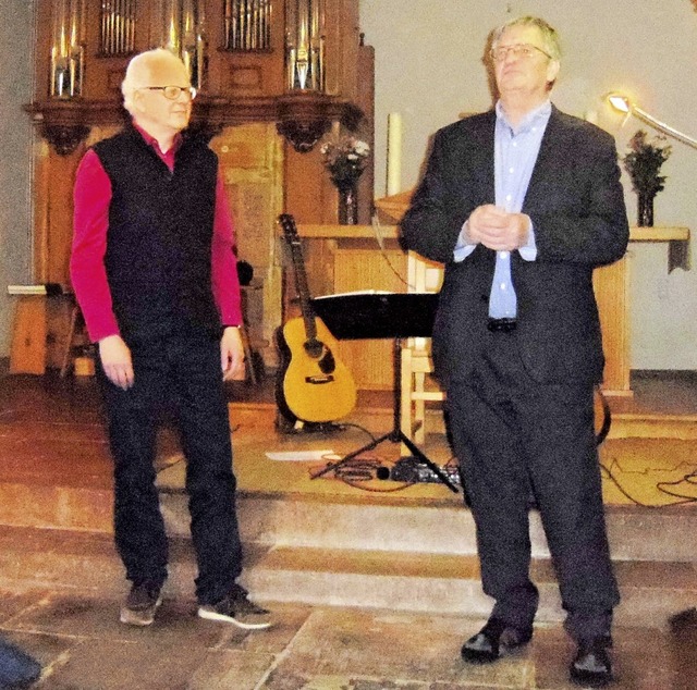 Uli Fhre (links) und Dieter Zeh bei d...Texten in der Marzeller Martinskirche   | Foto: Jennert