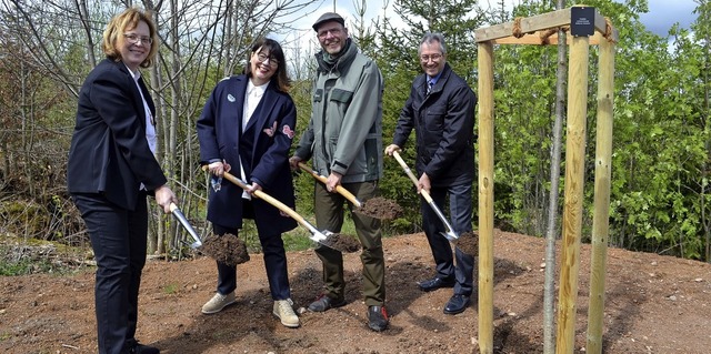 Gabriele Heu (von links), Petra Bach,... einen Kirschbaum im neuen Friedwald.   | Foto: Liane Schilling