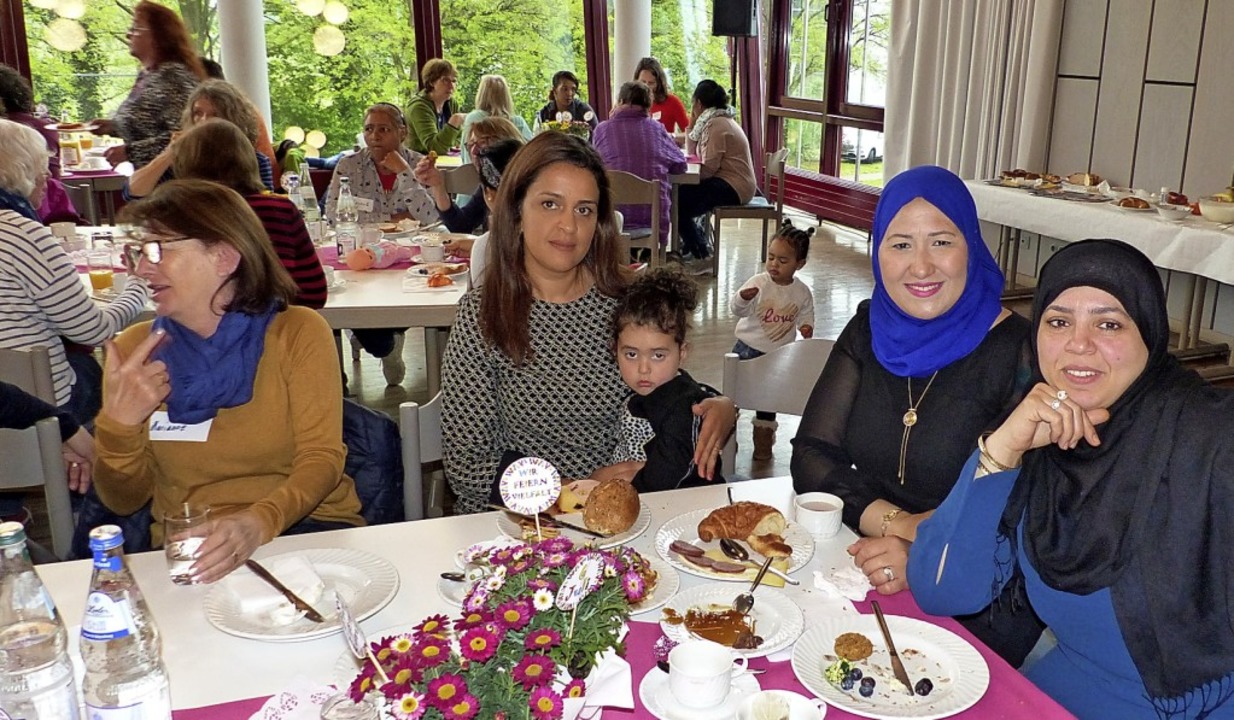 Leila, Suad und Nadja (von rechts) sta...nd haben sich in March kennengelernt.   | Foto: Claudia Bachmann-Goronzy