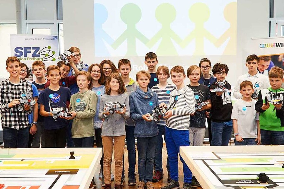 World Robot Olympiad in Waldkirch: Foto mit einem Großteil der Teilnehmer und ihren Roboterfahrzeugen. (Foto: Kai-Uwe Wudtke) World Robot Olympiad in Waldkirch: Foto mit einem Großteil der Teilnehmer und ihren Roboterfahrzeugen. (Foto: Kai-Uwe Wudtke)