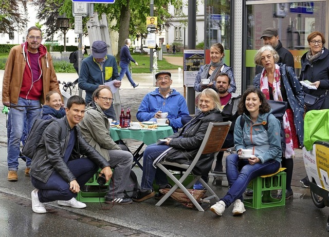 Die Grnen wiesen mit einem   Sit-in i...s es dort an Verkehrsberuhigung fehlt.  | Foto: Sabine Ehrentreich