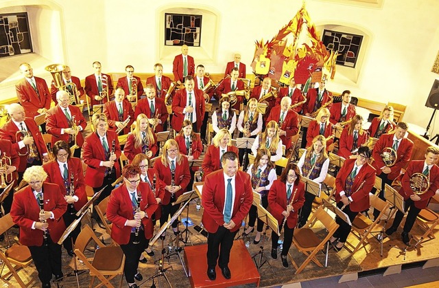 Die Tegernauer Laurentiuskirche boten ...rskonzert des Tegernauer Musikvereins.  | Foto: Gehr