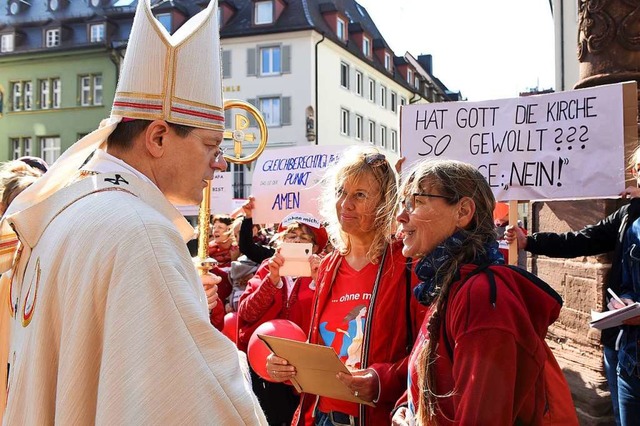 Erzbischof Burger im Gesprch mit zwei...tholikinnen vor dem Freiburger Mnster  | Foto: Rita Eggstein
