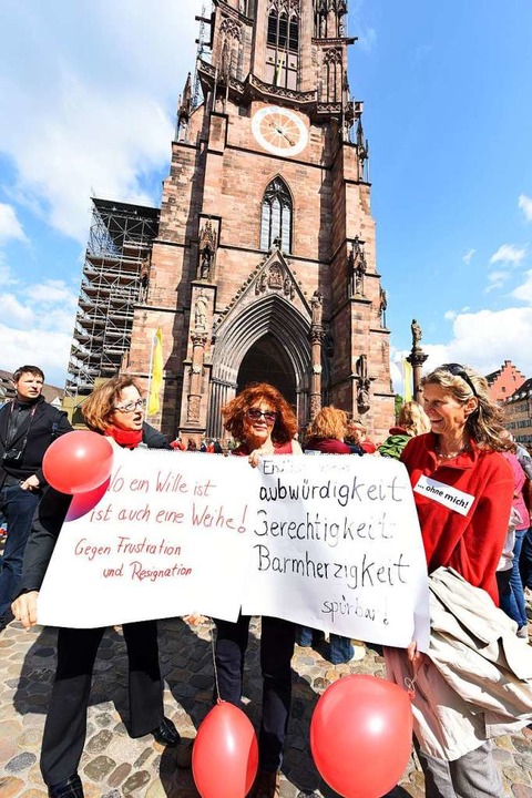 Katholikinnen demonstrieren nach der P...rechtigung in der Katholischen Kirche.  | Foto: Rita Eggstein