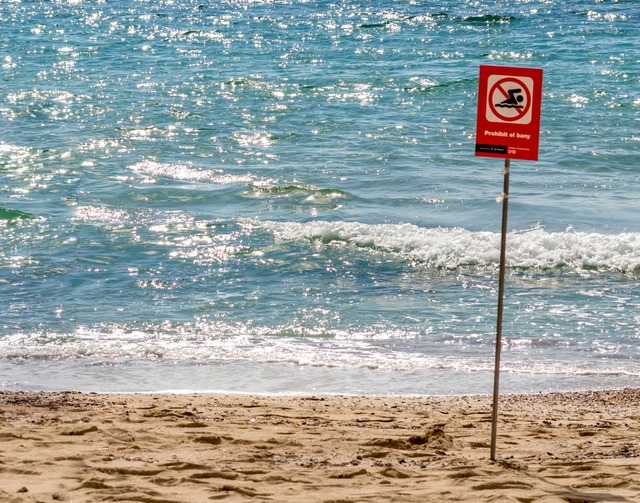 Wenn zu viel Dreckwasser ins Meer gele...st Baden an manchen Strnden verboten.  | Foto: UlyssePixel