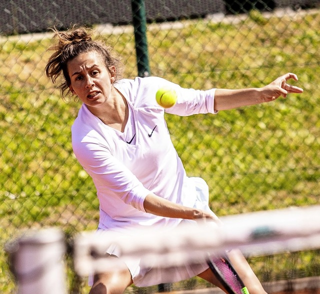 Mit Gefhl bers Netz: Die Grenzacher ...okoro Chishaki  erst im Matchtiebreak.  | Foto: Sebastian Sternemann