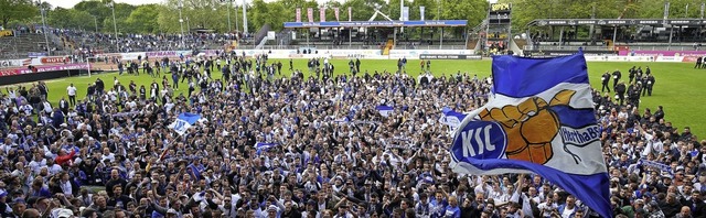 3500 mitgereiste Fans feierten mit ihrer Mannschaft in Mnster den Aufstieg.   | Foto: Friso Gentsch (dpa)